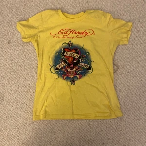 Ed hardy t-shirt  - as fet ed hardy t-shirt som tyvärr inte kommer till användning. mycket bra skick. 