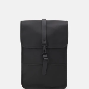 RAINS ryggsäck svart - Längd: 27 cm i storlek One Size Vidd: 10 cm i storlek One Size Handtag: 40 cm i storlek One Size