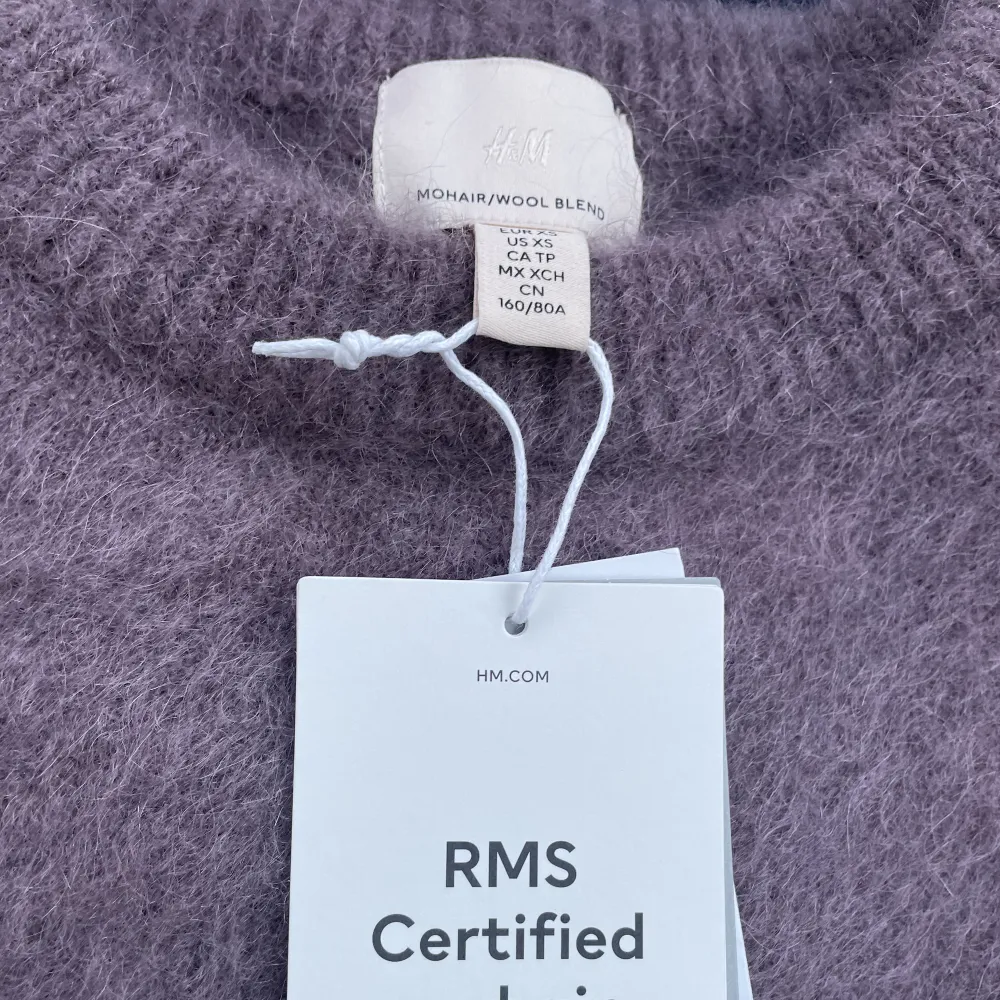 Tröja från H&M, helt slutsåld. Super fin tröja i 33%Mohair och 32% ull bland annat. Storlek xs men passar även s och liten m då den är oversize☺️ Aldrig använd med prislapp kvar, säljs då den är för liten🌸. Stickat.