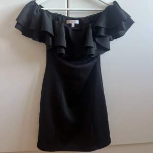 Detta är en kort svart klänning med fin detalj, vilket gör den mer elegant. Har använts 1-2 gånger och ser ut som ny✨