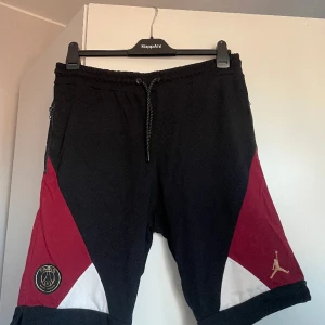 Jordan X PSG Shorts - Shorts från Jordan x PSG collectionen. Just dessa säljs i princip inte längre samt att dem är helt oanvända.  Storleken är L men vid midjan sitter dem väldigt bra. Är själv 177 och dem går ner strax under knäna.  Köpt för/Nypris: 499kr
