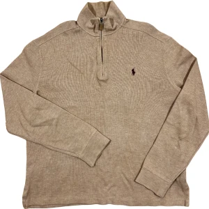 Ralph Lauren Half-Zip Ljusbrun - Ljusbrun Half-zip tröja från Ralph Lauren. Bra skick! Storlek M. Ställ gärna frågor!😊