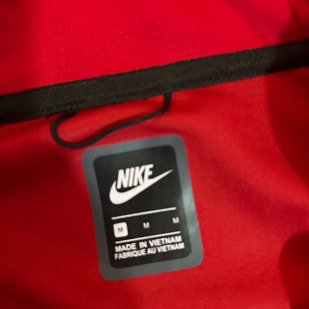 Säljer min Nike tech fleece tröja till ett rimligt pris, aldrig använd. Priset kan diskuteras . Hoodies.