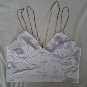 Vit topp - Sjukt fin topp med diamanter på banden och sidenaktikt material på tröjan. Jag har inte använt den bara så säljer den. Storleken är inte kvar så det är vad jag hade sagt att det var för storlek 