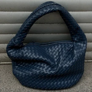 Väska - Säljer min handväska från NAKD, köpt för 1 månad sedan ungefär, inte kommit till användning så mycket. Köpt för 599 kr. Inga defekter