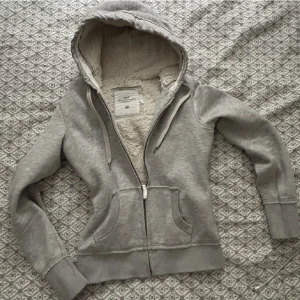 Grå huvtröja  - Jättemysig huvtröja från hm som tyvärr sitter lite för tajt för mig. Skulle säga att den är runt storlek xs-s🩷(lägger ut igen då vinnaren av budgivningen ej svarar)