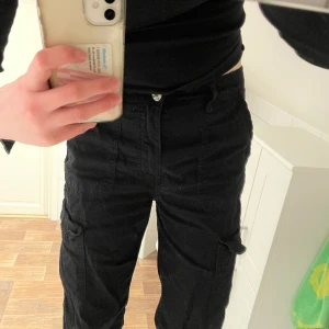 Zara❤️ byxor med fickor  - Köpte dem här i Spanien på Zara i höstas förra året inte alls slitna enligt mig köpte dem för ungefär 400-500 kr säljer för 200. I storlek 36. 