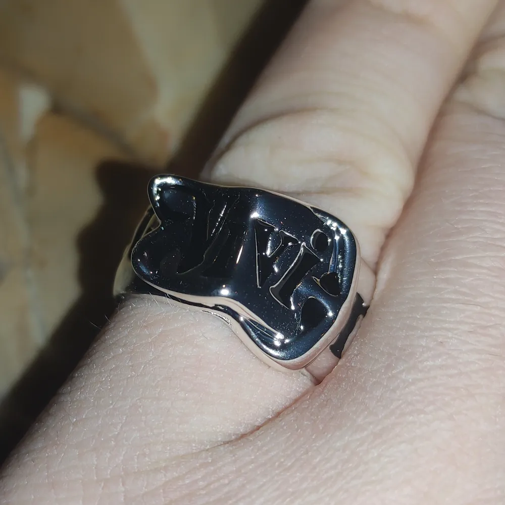 1:1 Vivienne Westwood ring, säljer pga för liten för mig, andra bilden är tagen när ringen är på mitt lillfinger, kan ge fler bilder om du vill ha. Accessoarer.