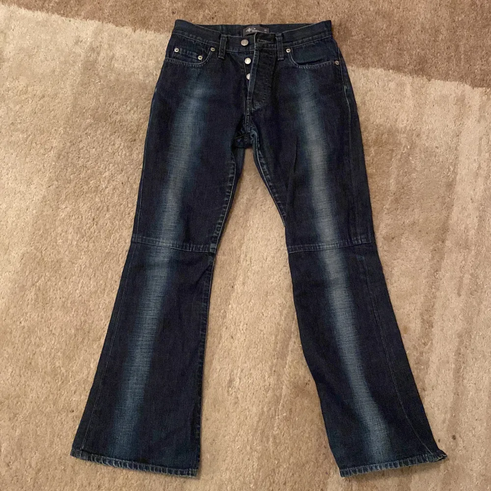Unika blåa jeans med ljusare tvätt i mitten och sömmar på knäna😍jättebra skick. Jeans & Byxor.