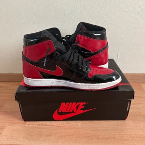 Jordan 1 High - Air Jordan High OG Patent Bred,  Priset kan diskuteras
