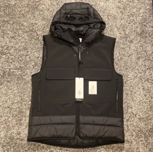 C.P. Company väst - C.P. Company Shell-R Goggle väst Storlek: 48 i italiensk storlek (vilket motsvarar M) Skick: 10/10 helt ny med tags. Extra knappar medföljer. Nypris cirka: 4000kr   Vid övriga frågor är det bara att höra av sig!🙌