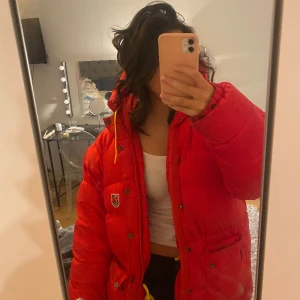 Röd fjällräven jacka - En röd fjällräven av den äldre modellen därav mycket tjockare än de vanliga fjällräven jackor. Den är i xs men mycket större i storleken så ungifär M.