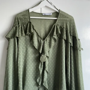 Zara blus - Blus från zara. Använd 1 gång så mycket bra skick ❤️ Orginalpris: 359kr