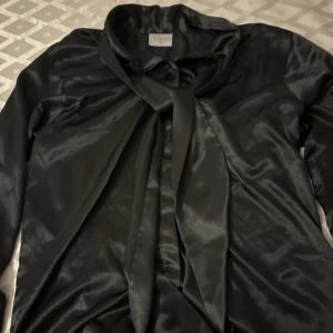 Skjorta/blus  - Svart oversize blus med band, använt några par gånger.