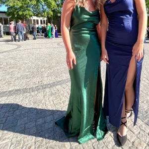 Grön balklänning - Det börjar bli dags att sälja min underbara balklänning😫 endast använd en gång och den är som i nyskick! Storlek S men passar även M då den går att öppna upp mer i ryggen! Klänningen är köpt på zalando förra året och nypriset är 900kr!