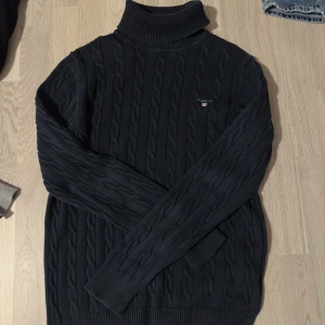 Gant tröja  - Säljer Gant tröja herr mörk blå endast använd ett par tillfällen. Nyskick. 