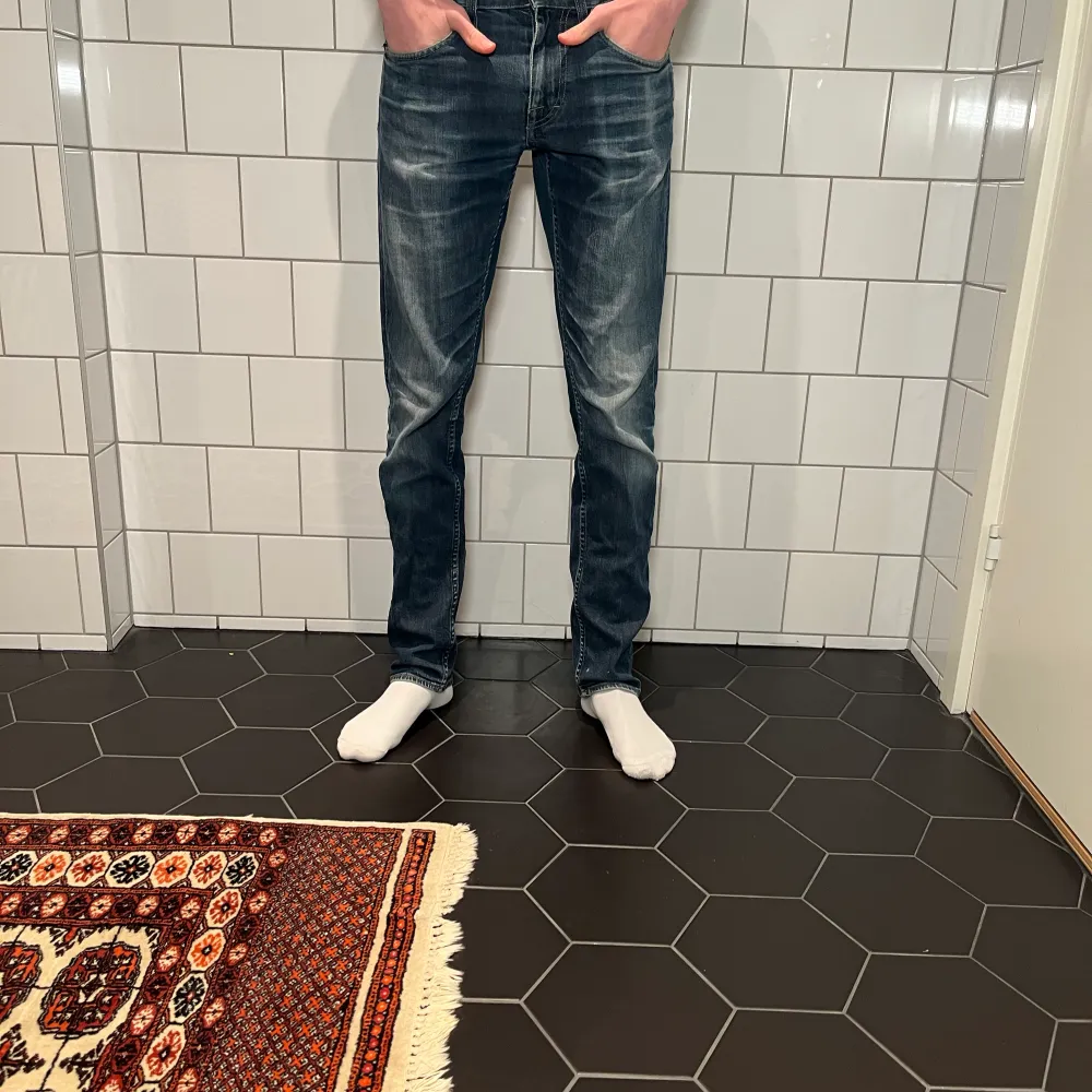 Ett par snygga tiger of sweden jeans slim fit i mycket bra skick, storlek W29 L34, modellen är 180 cm lång och väger cirka 60 kg , nypris cirka 1300 kr, vårt pris 299kr! Priset har sänkts från 349 till 299 kr nu! Hör av dig vid minsta fråga!. Jeans & Byxor.