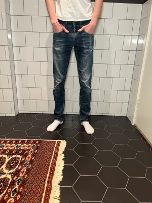 Tiger of Sweden Jeans - Ett par snygga tiger of sweden jeans slim fit i mycket bra skick, storlek W29 L34, modellen är 180 cm lång och väger cirka 60 kg , nypris cirka 1300 kr, vårt pris 299kr! Priset har sänkts från 349 till 299 kr nu! Hör av dig vid minsta fråga!