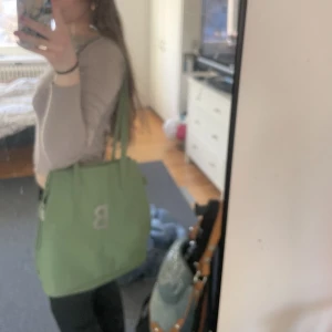 Björnborg väska - Äkta Björnborg väska, ca 10 år gammal men har endast använt den lite lätt dom senaste åren (är min mammas gamla, därav så gammal men knappt använd). Vintage och snygg😇