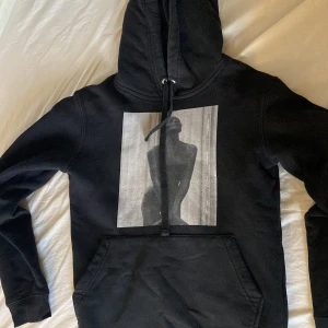 svart hoodie - svart hoodie från the cool elephant, jätteskön och mysig! Pris kan alltid diskuteras!