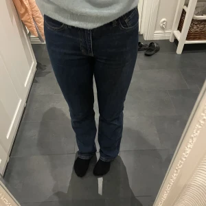 Jeans  - Säljer dessa svin snygga mörkblåa jeans från BikBok 💙💙