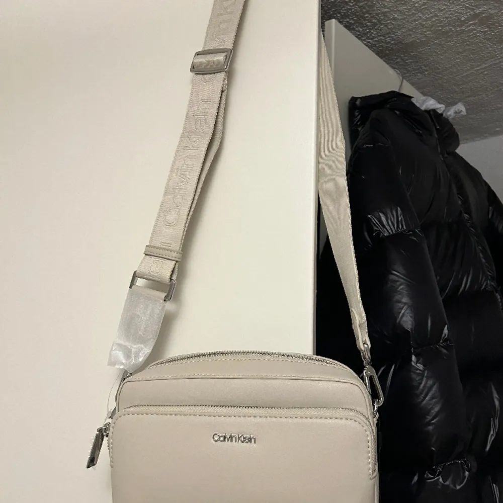 Helt Ny: Calvin Klein Must Camera Bag Unisex - Axelremsväska, Helt slutsåld online . Väskor.