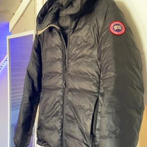canada goose - äkta canada goose jacka köpt på plick. defekt på ena arm mudden och kedjan kan vara lite krånglig därav priset annars i jättebra skick.
