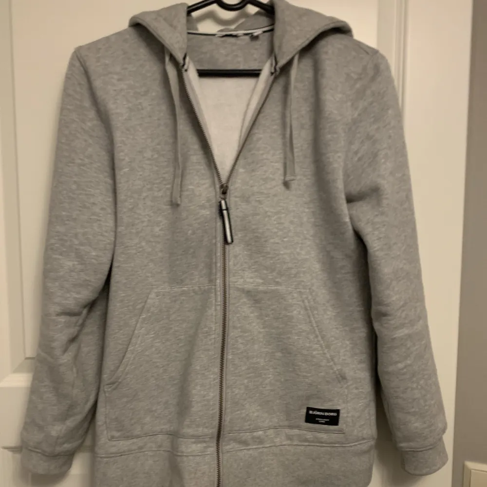 Tja, säljer nu min Björn Borg zip hoodie som är i nyskick och väldigt skön, ny pris 800kr säljer för 600kr.. Tröjor & Koftor.