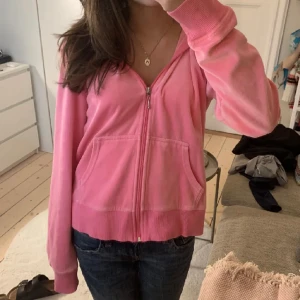 Rosa Kofta - Rosa satin kofta som liknar Juicy Couture