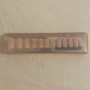 Naglar - Helt oanvända, oöppnade lösnaglar från sephora. Kostar 170kr och säljer för 100kr, man får med nagelfil och lim och 24 naglar.