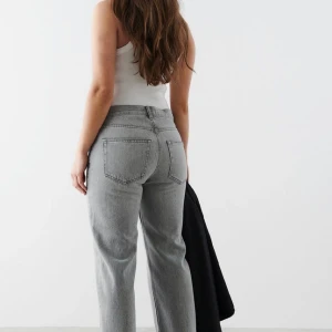 Ett år gråa jenas Gina tricot  - Ett är gråa jenas köpta från Ginatricot till salu! Jättefina jenas men tyvärr är dem lite för små för mig som vanligtvis har storlek 36 men just dessa jeans är storlek 34. Om någon är intresserad av att ha fler bilder så är det bara att skicka ett pm.