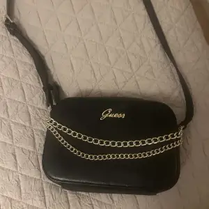 Äkta guess väska med justerbara band, går att använda som shoulder bag och cross body väska. Knappt använd och i fint skick. Dustbag medföljer🤍🤍