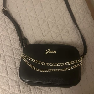 Guess väska - Äkta guess väska med justerbara band, går att använda som shoulder bag och cross body väska. Knappt använd och i fint skick. Dustbag medföljer🤍🤍