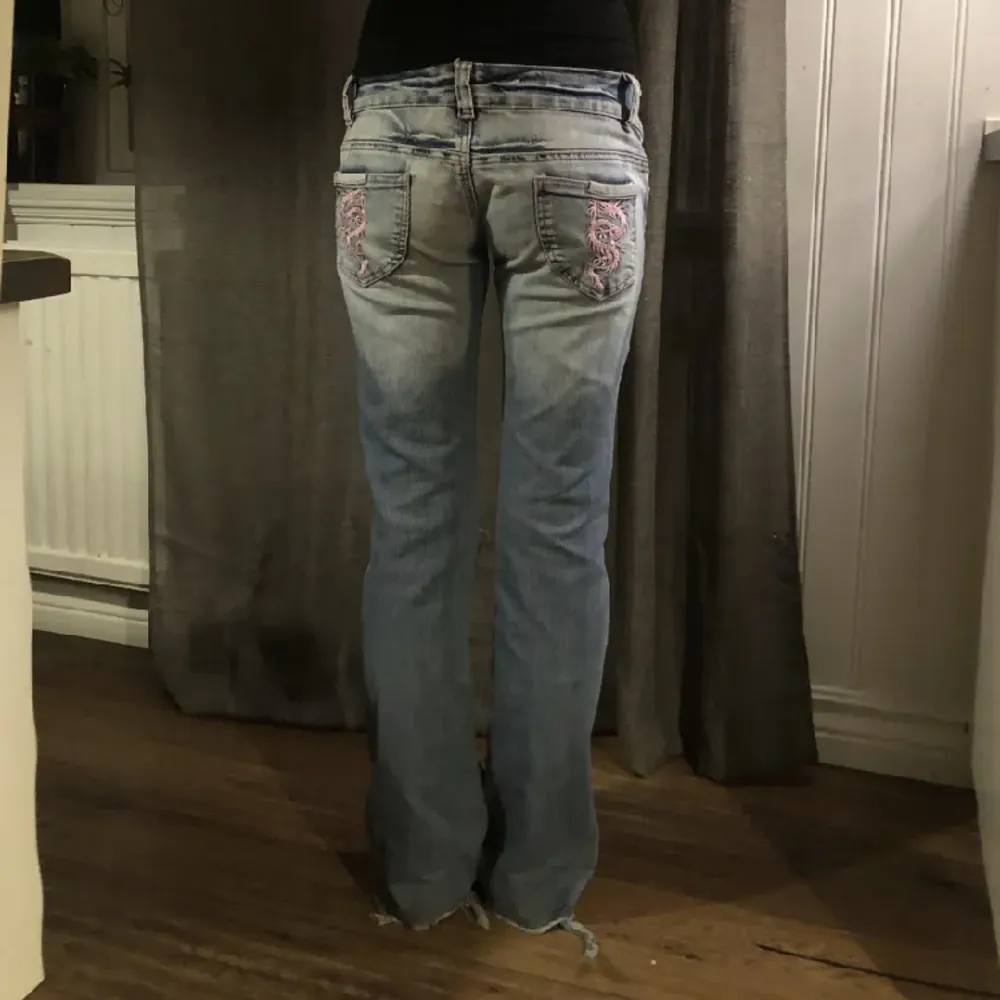 Superfina jeans som tyvärr inte kommer till användning! Mått: Innerben: 82 cm Midja: 80 cm Total längd 98 cm. Jeans & Byxor.