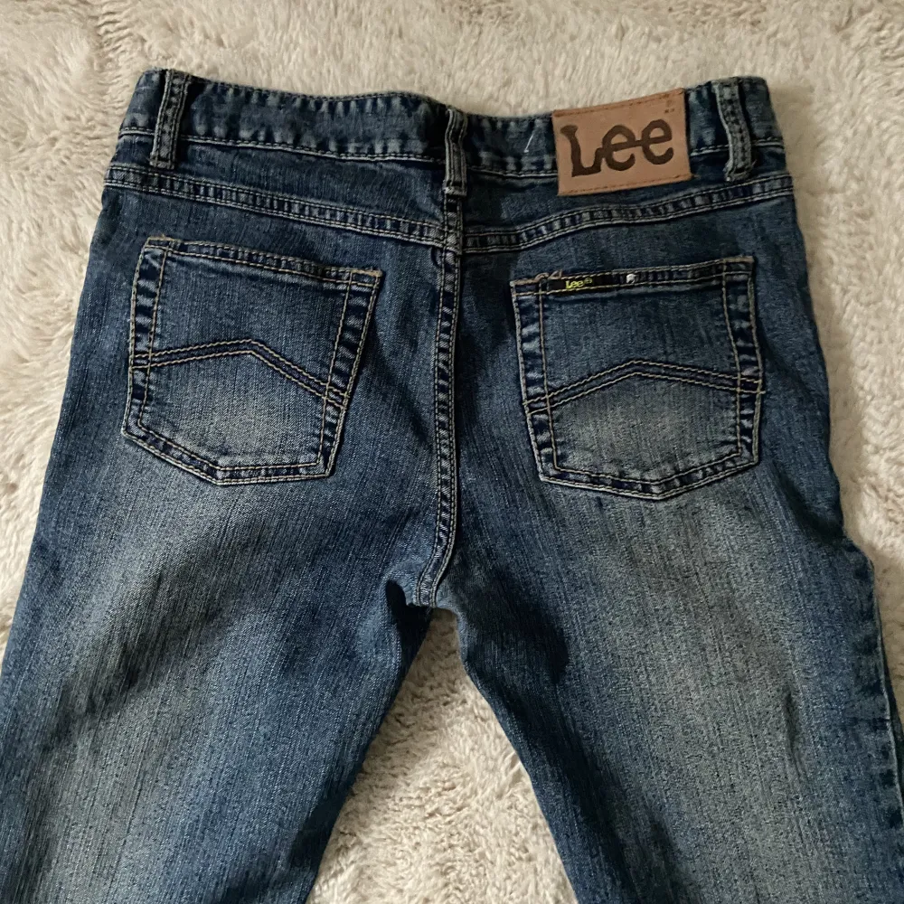 Skit snygga lågmidjade jeans från lee. Nyskick och Assnygga. Är tveksam på att sälja dem men har för många jeans💗💗Jeansen passar mig som är typ 170. Jeans & Byxor.