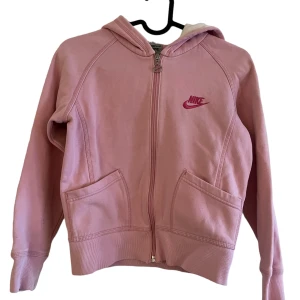 Nike hoodie - Så söt Nike hoodie i strlk S för barn, sitter som xxs skulle jag säga💖🎀 