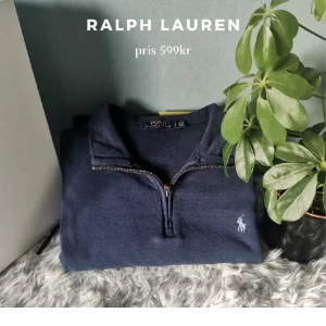 Ralph Lauren zip - Säljer min väldigt sparsamt använda Ralph lauren zip, har inte använt den så mkt alls och skulle säga skicket är 9/10. Skriv gärna om frågor😁 Passar S/M och även nog L 