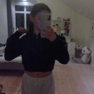 Mörkblå magtröjskofta - Jag säljer denna mörkblåa koftan pga den är för liten men dock i väldigt bra skick, den är ganska kort så man kan säga att det är lite som en magtröjs