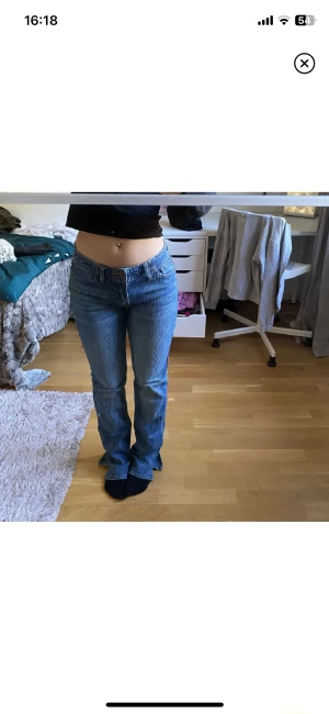 Brandy Melville jeans - Lånade bilder. KOLLA BIO INNAN NI KÖPER. Har lite slitningar längst ner på hälen men inget man tänker på💗. Färgen är samma som på bild 1
