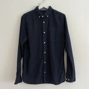Skjorta - Fin mörkblå skojigts med lite vitt mönster från Jack and Jones. Skjortan är använd men i väldigt fint skick 🤩