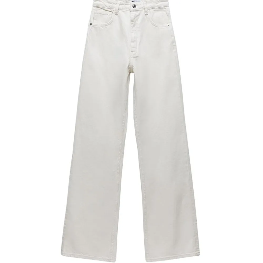 Snygga clean off white jeans i wide fit modell från Zara🌟 Stl 36, ”full lengt” Säljer pga kommer inte till användning… Använda endast en gång så i mycket fint skick🌟. Jeans & Byxor.
