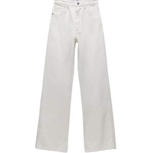 Snygga clean off white jeans i wide fit modell från Zara🌟 Stl 36, ”full lengt” Säljer pga kommer inte till användning… Använda endast en gång så i mycket fint skick🌟