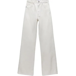 Zara Jeans - Snygga clean off white jeans i wide fit modell från Zara🌟 Stl 36, ”full lengt” Säljer pga kommer inte till användning… Använda endast en gång så i mycket fint skick🌟