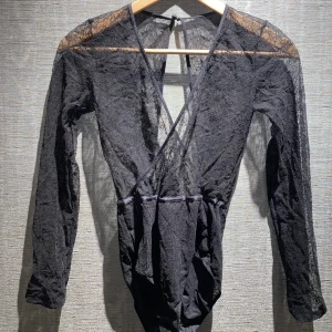 Body | H&M - En jättefin spets body från Hm!  Skriv privat för mer info och bilder.