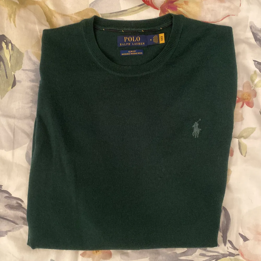 Grön tröja från Ralph Lauren, storlek är M och form är slim fit.  Nypris 2100kr. Tröjor & Koftor.