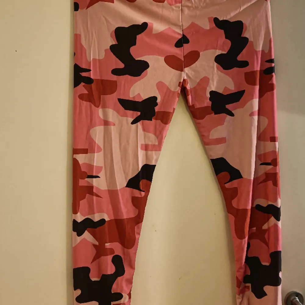 Coola leggings i polyester med rosa kamouflage-mönster. Knappt använda.. Jeans & Byxor.