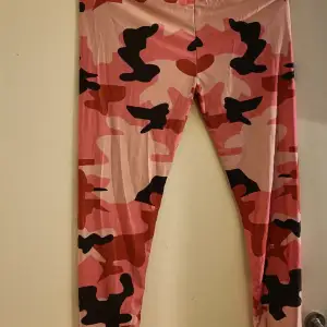 Coola leggings i polyester med rosa kamouflage-mönster. Knappt använda.
