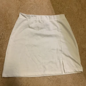 Vit kjol med sprung - Knappast använd och som ny utan några defekter alls. As skönt material🫶