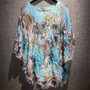 Poncho | Stank Stockholm - En jättecool och unik poncho från Stank Stockholm! Är tillverkad av 100% silke! Dubbellagrat tyg. I storlek S/m. Dessa ponchos kostar vanligtvis 900kr. Skriv privat för mer info och bilder.