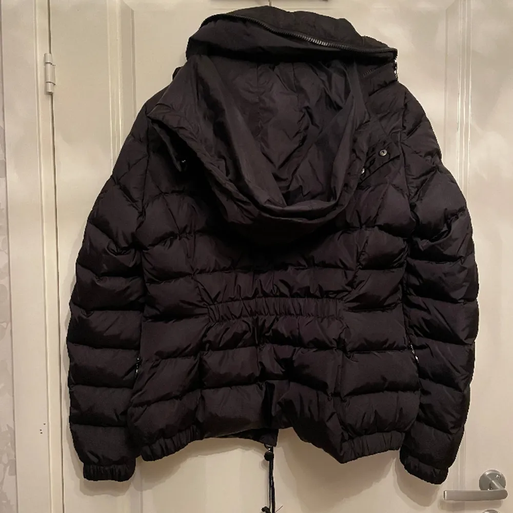 Ny damjacka Moncler med huva som går att fälla in. Prislappen finns kvar,  nypris 7395 kr.  (Inköpt på Sellpy.) Jackan kan hämtas i Uppsala, lämnas över i Stockholm eller skickas. 6000 kr. Jackor.